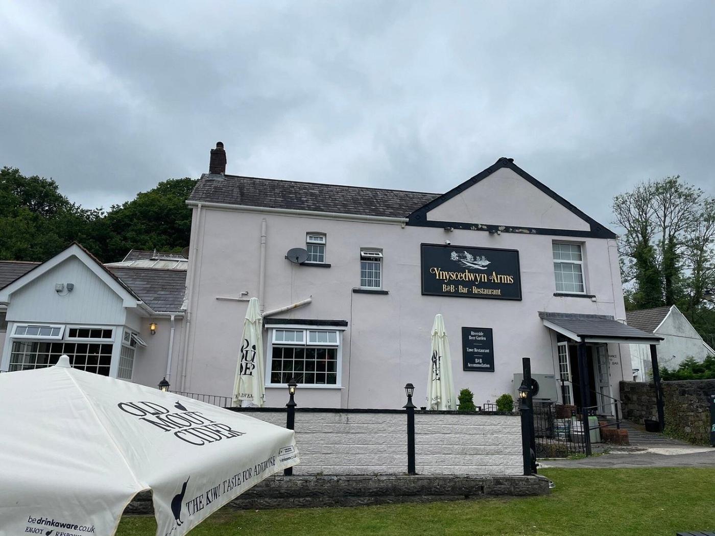 Готель Ynyscedwyn Arms Ystradgynlais Екстер'єр фото