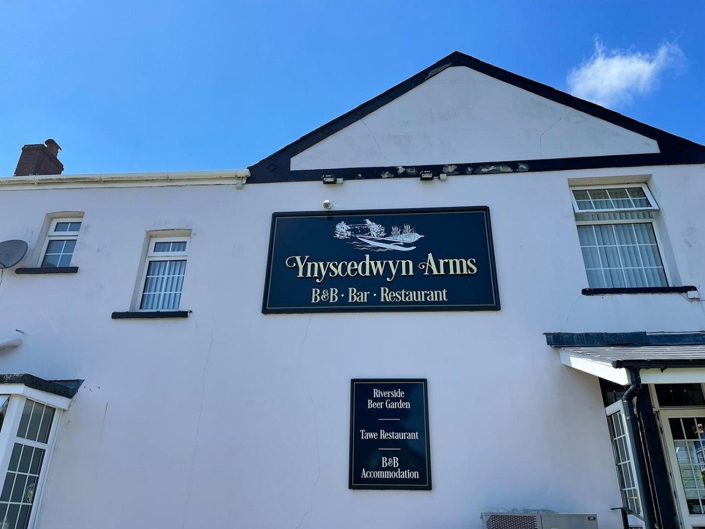 Готель Ynyscedwyn Arms Ystradgynlais Екстер'єр фото